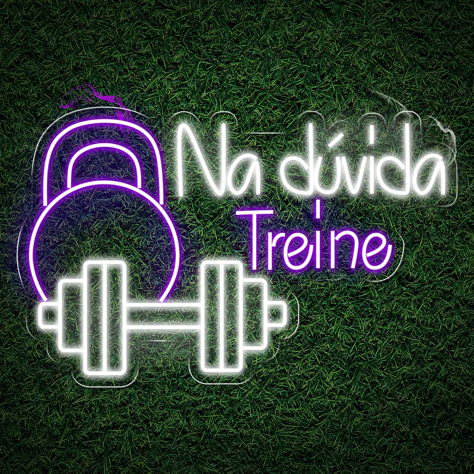 Painel neon "Na dúvida, treine" com kettlebell e halter em roxo e branco