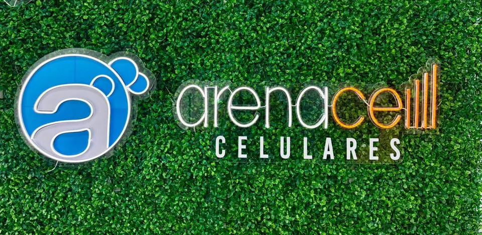 Logo Arena Celular em neon LED branco com detalhe azul