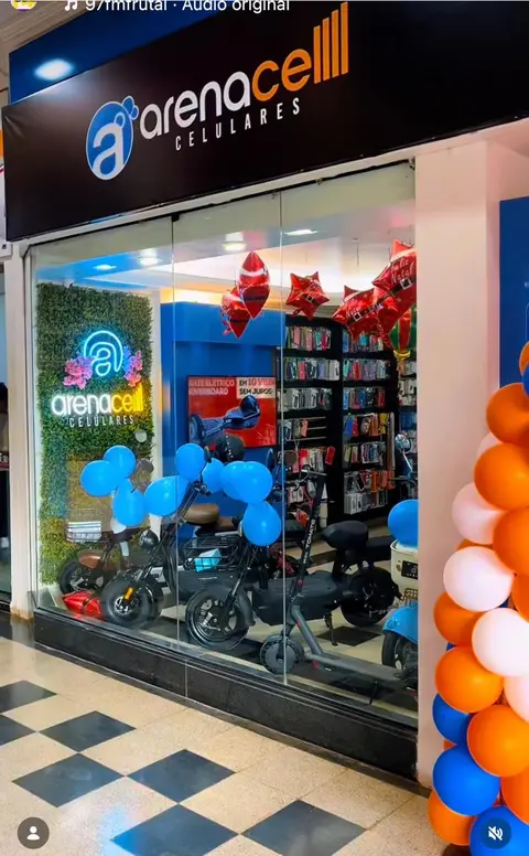 Vitrine da loja Arena Cell com logo em neon LED instalado