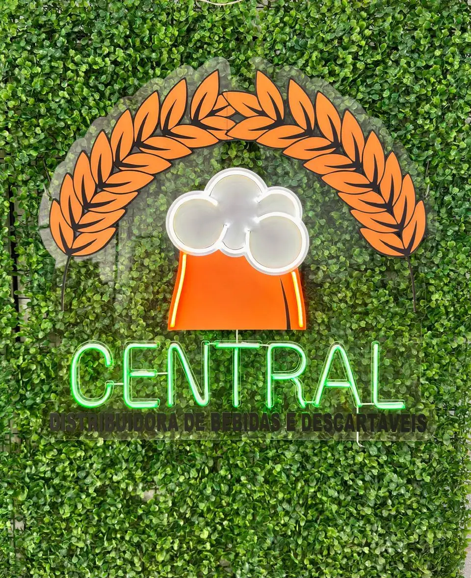 Logo da Central Distribuidora de Bebidas em acrílico impresso e neon verde