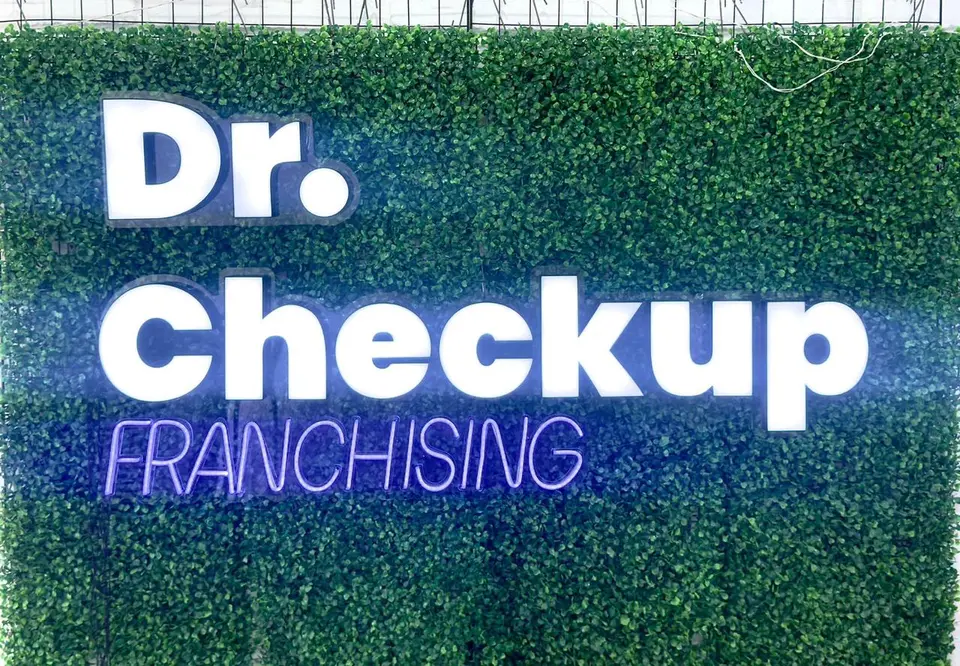 Logo Dr. Checkup Franchising em neon LED azul e branco