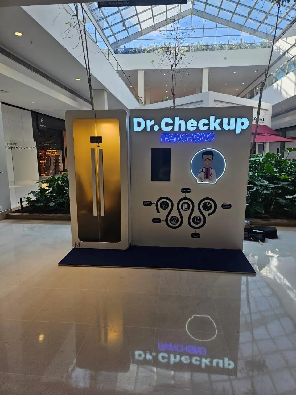 Stand do Dr. Checkup em shopping com painel luminoso
