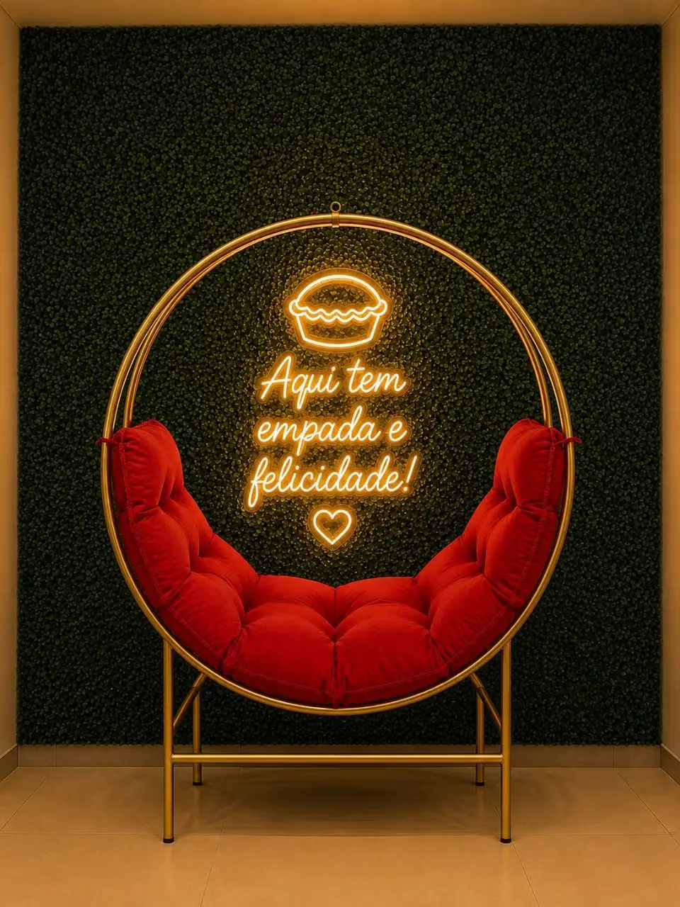 Painel neon "Aqui tem empada e felicidade" em arco dourado com poltrona vermelha