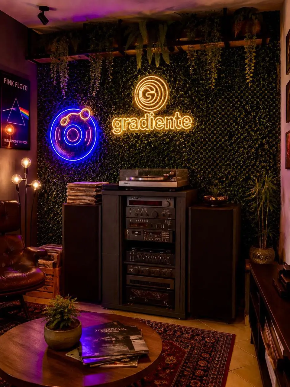Sala com logo da Gradiente em neon LED e discos de vinil