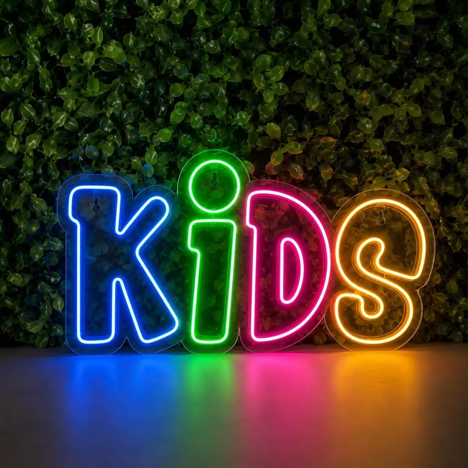 Palavra "KIDS" em neon LED multicolorido