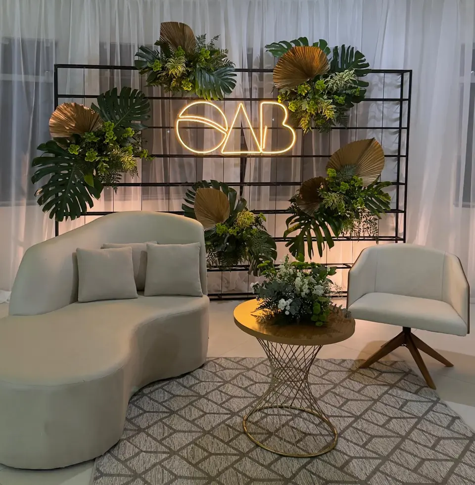 Backdrop de evento com letreiro neon LED e jardim vertical