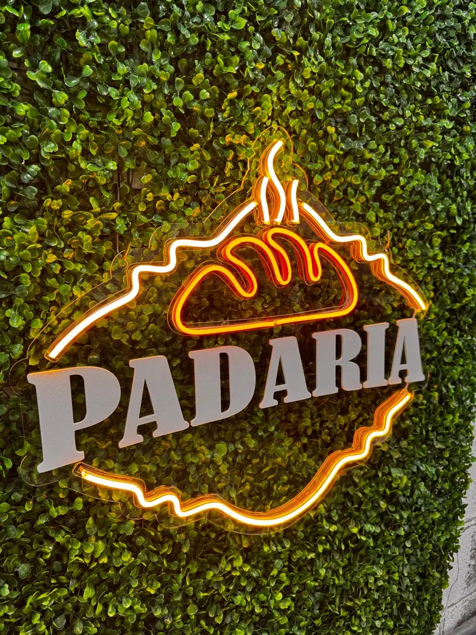 Logo de padaria em acrílico impresso com contorno em neon LED laranja
