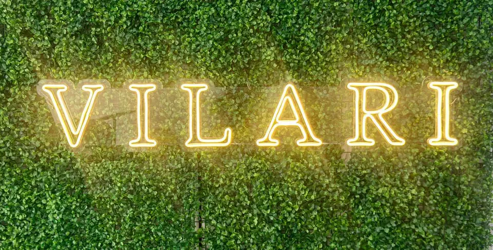 Letreiro neon LED dourado com fonte serifada do Vilari Bar
